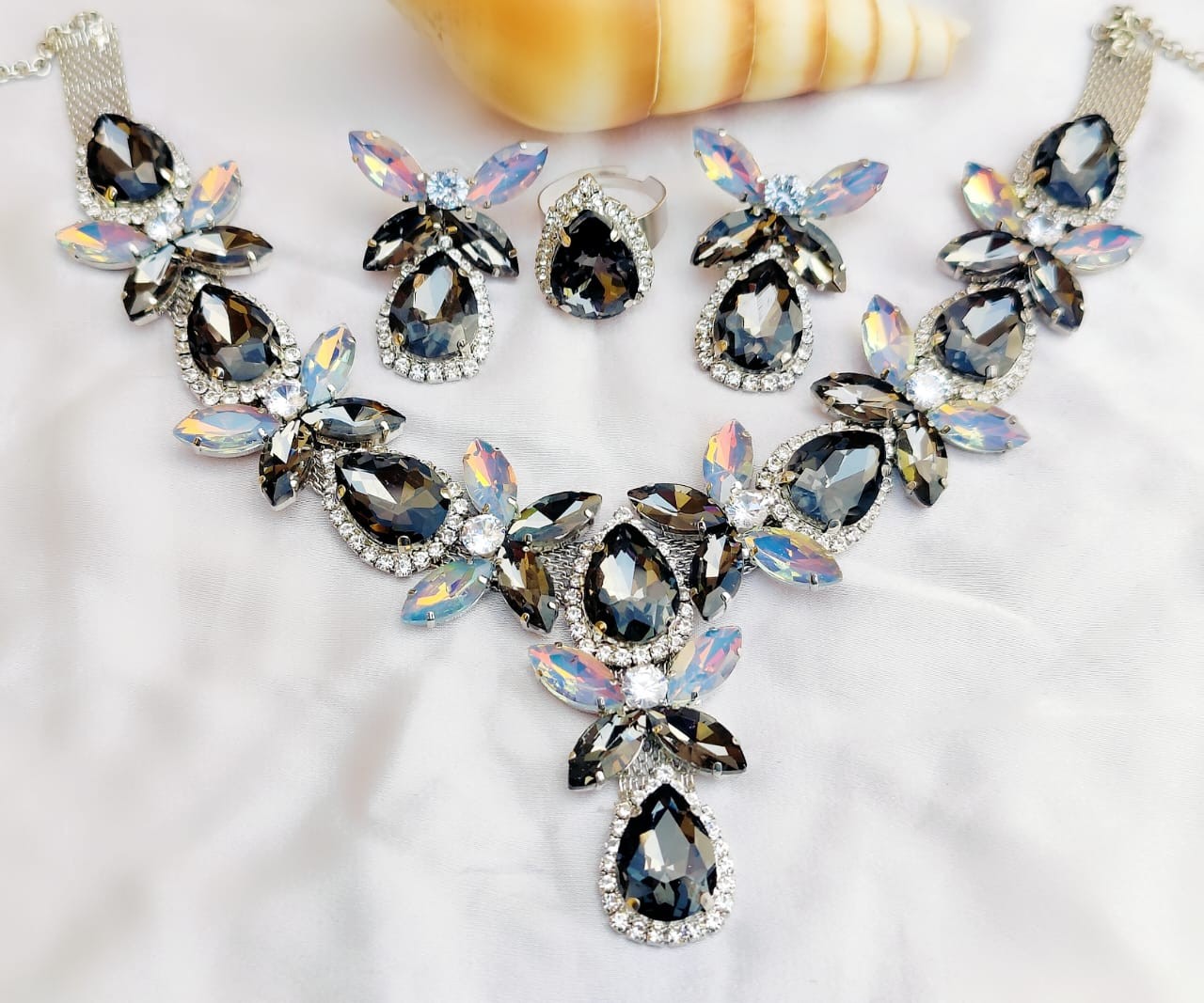Grey glass stones necklace sets